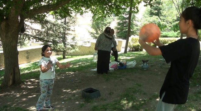 Elazığ’da Sıcak Hava Etkili Oldu, Vatandaşlar Serinlemek İçin Harput’a Akın Etti