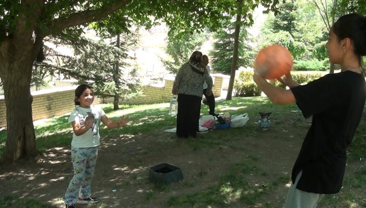 Elazığ’da Sıcak Hava Etkili Oldu, Vatandaşlar Serinlemek İçin Harput’a Akın Etti