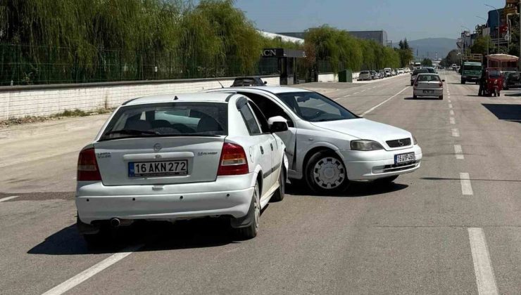 2 otomobil çarpıştı : 2 yaralı