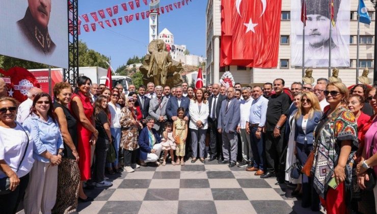30 Ağustos Zafer Bayramı kutlamaları çelenk sunumu ile başladı