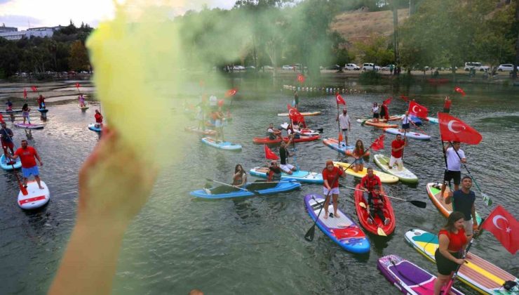 30 Ağustos’ta Türk bayraklı su korteji görsel şölen oluşturdu