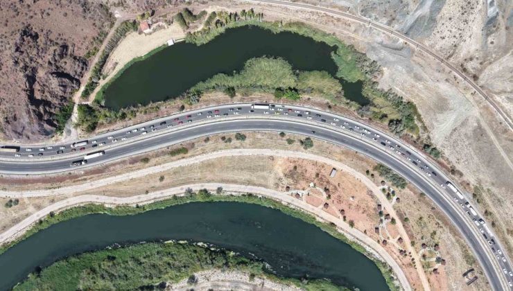 43 ilin geçiş güzergahında trafik durma noktasına geldi: Kilometrelerce araç kuyruğu oluştu