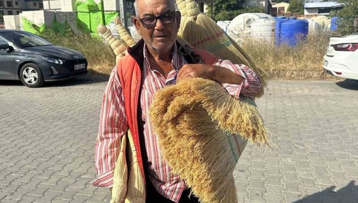 56 yıldır yollarda süpürge satarak geçimini sağlıyor