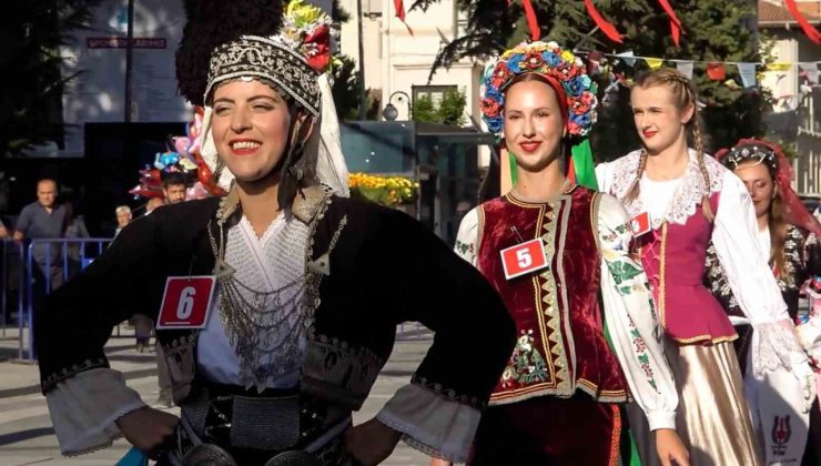 6 farklı ülkeden gelen genç kadınlar sarımsak festivalinin en güzeli seçilebilmek için yarıştı