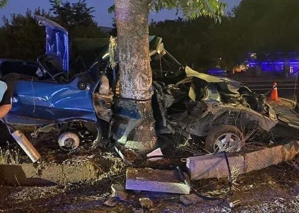 Ağaca çarpan Fiat Tofaş araç hurdaya döndü: 1 ağır yaralı