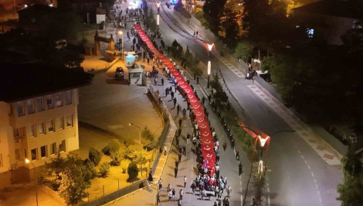 Ahlat’ta Malazgirt Zaferi’nin 954. yıl dönümünde dev Türk bayraklı fener alayı