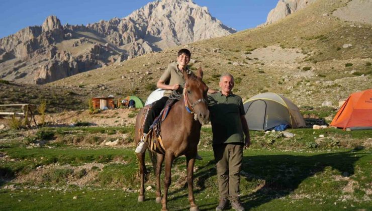 Aladağlar’ın şerpaları: Katırlarla zirve yolculuğu