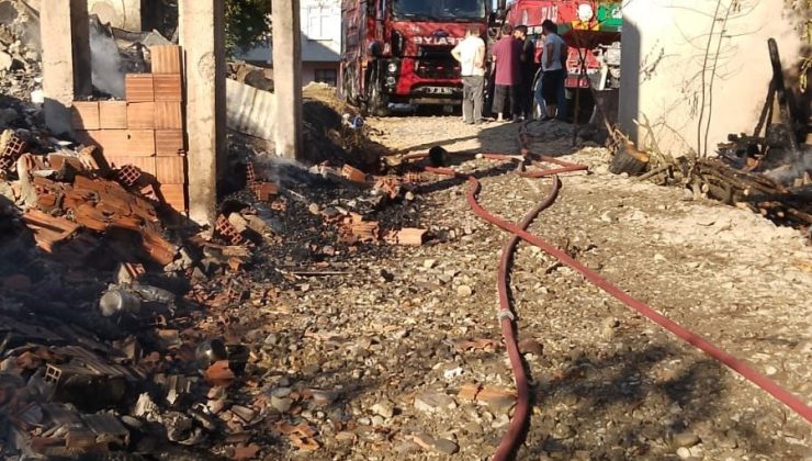 Alevlere teslim olan ahşap ev küle döndü