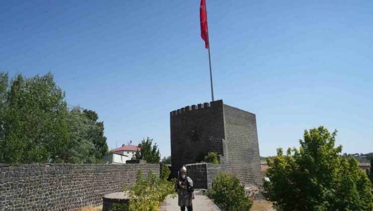 Alparslan kıyafeti ile Malazgirt’i gezen Hasan Keskin, “Malazgirtli çocuklar bana Alparslan dede diye sesleniyor”