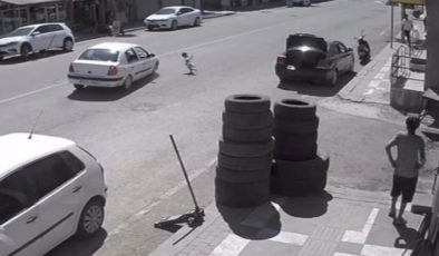 Anne ve babasından kaçan çocuğa otomobil çarptı: