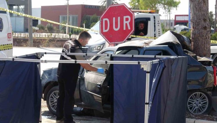 Antalya’da ağaca çarpan otomobilin sürücüsü hayatını kaybetti