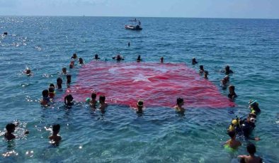 Antalya’da denizde dev Türk bayrağı açıldı