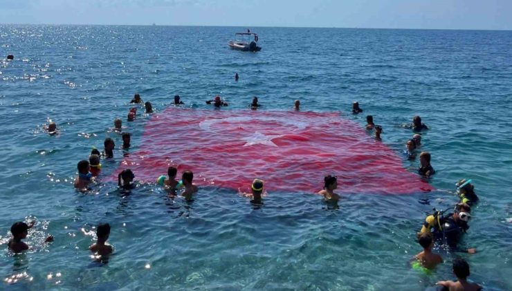 Antalya’da denizde dev Türk bayrağı açıldı