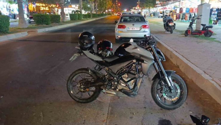 Antalya’da motosikletler çarpıştı: 3 yaralı