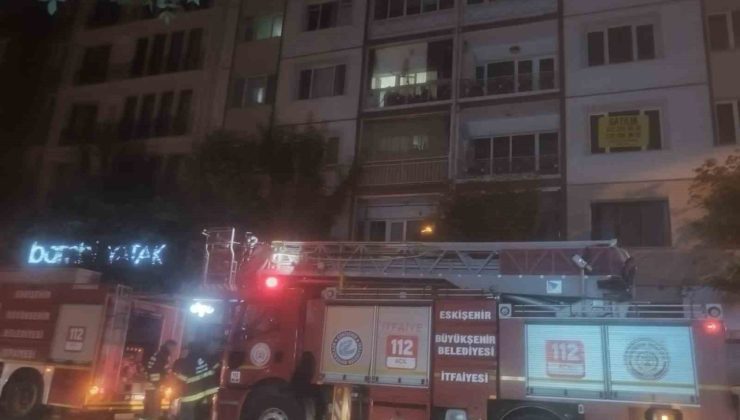 Apartmanda gece çıkan yangın mahalleyi ayağa kaldırdı: 1 yaralı