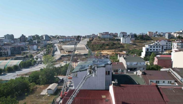 Arnavutköy’de 5 katlı binanın çatısında çıkan yangın paniğe neden oldu