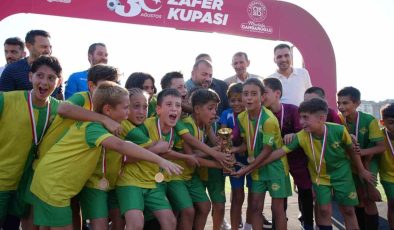 Arnavutköy’de U-11 Minikler Futbol Şampiyonası Zafer Bayramı coşkusuyla gerçekleşti
