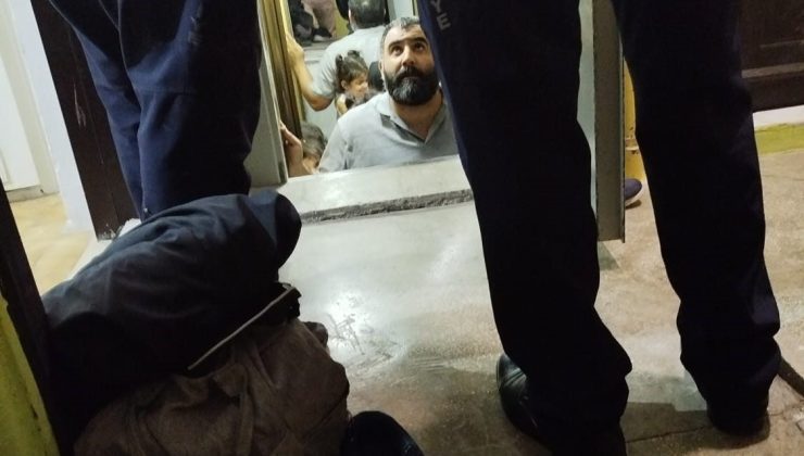 Asansörde kalan aileyi ekipler kurtardı