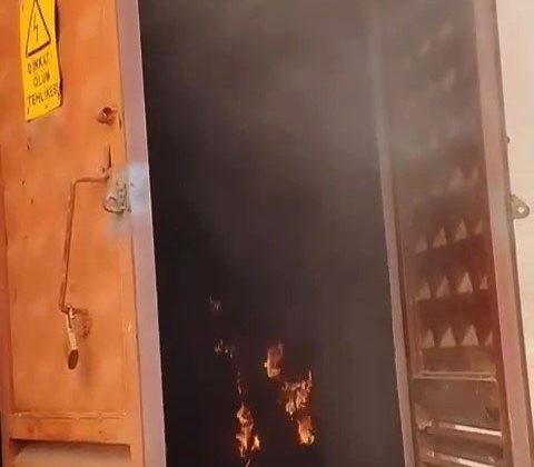 Aşırı yüklenme yapılan trafo, sıcak havanın etkisiyle alevlere teslim oldu