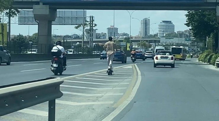 Ataşehir D-100 Karayolu’nda scooter ile tehlikeli yolculuk kamerada