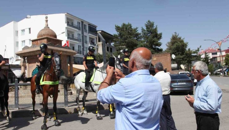 Atlı polisler tarihi ilçe Ahlat’ın caddelerinde