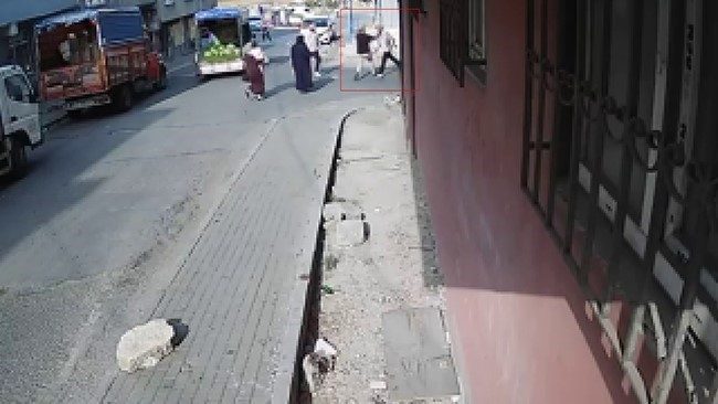 Avcılar’da husumetlisini “yan baktın” diyerek bıçaklayan şüpheli kamerada