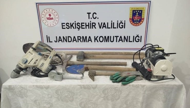 Babasına ait bahçede kaçak kazı yapan şüpheli yakalandı