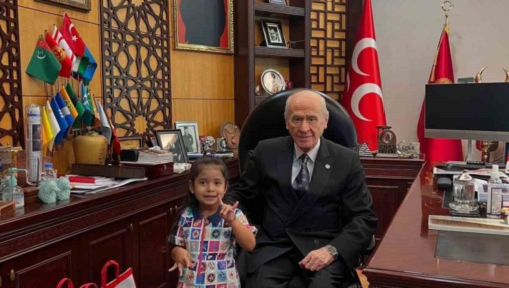 Bahçeli hayranı Minik Hilal, Devlet Dedesi’nin elini öptü