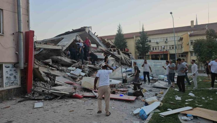 Balıkesir Sındırgı’da 6.1’lik deprem 1 ev yıkıldı ciddi hasar gören yapılar var