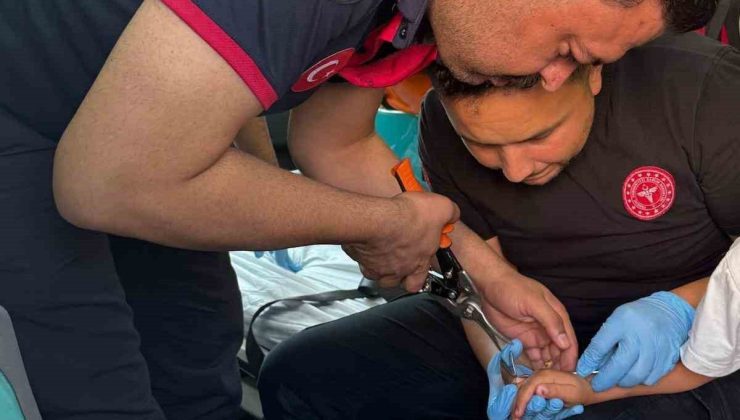 Batman’da çocuğun parmağına sıkışan cisim çıkarıldı