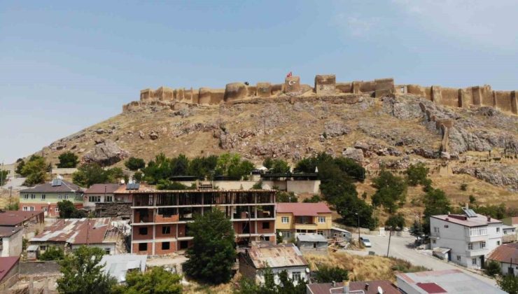 Bayburt Kent Konseyi’nden tarihi Bayburt Kalesi’nin önünde yükselen binaya tepki
