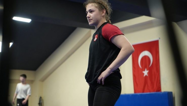 Bayburtlu milli güreşçi Akkuş dünya üçüncüsü oldu