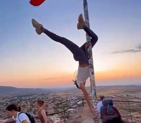 Bayrak direğine saygısızlık tepkilere neden oldu