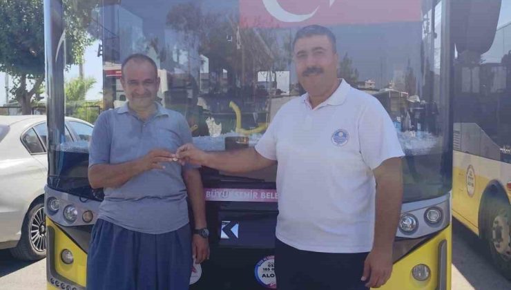 Belediye otobüsü şoförü bulduğu altını sahibine teslim etti