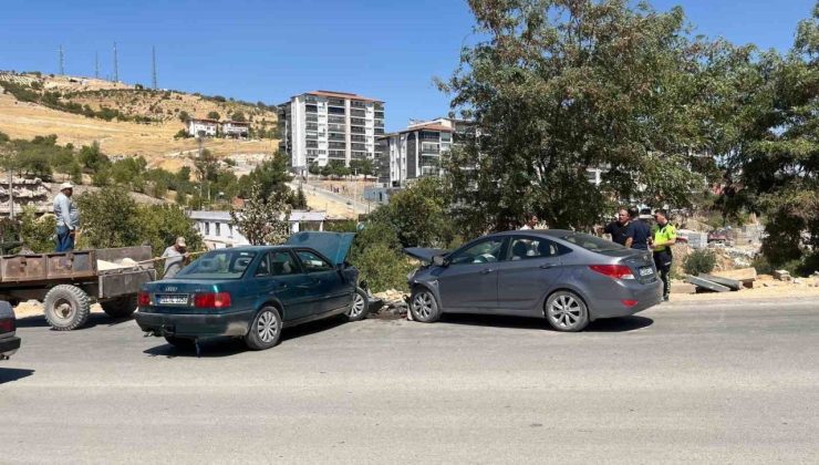 Besni’de 2 otomobil kafa kafaya çarpıştı: 2 yaralı
