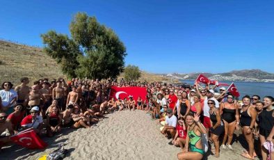 Bodrum’dan adaya yüzerek Zafer Bayramı’nı kutladılar