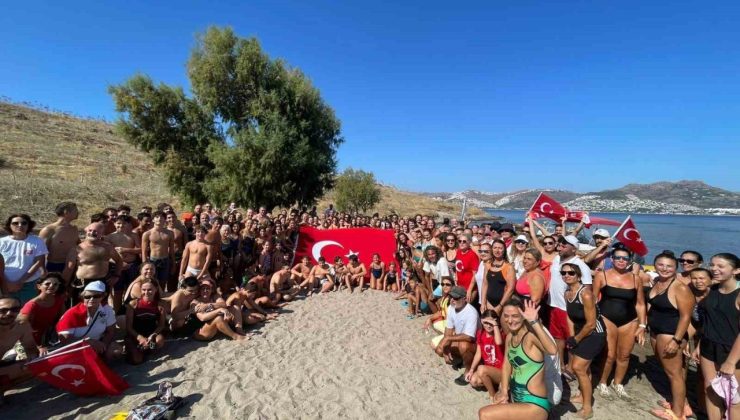 Bodrum’dan adaya yüzerek Zafer Bayramı’nı kutladılar