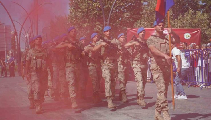Bolu’da komandolar, Zafer Bayramı’nda caddeyi coşkuyla inletti