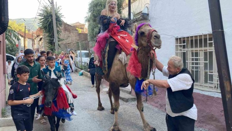 Böyle düğün görülmedi, anne deveye sünnet çocuğu Midilliye bindi