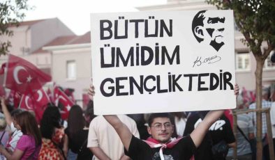 Bursa’da 30 Ağustos Zafer Bayramı coşkusu fener alayı ve Göksel konseriyle taçlandı