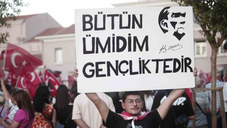Bursa’da 30 Ağustos Zafer Bayramı coşkusu fener alayı ve Göksel konseriyle taçlandı