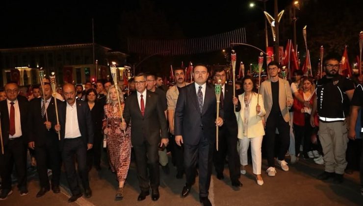 Büyük Zafer’in 103. yılı bayrak yürüyüşü ve fener alayı ile taçlandı
