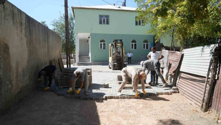 Çamurlu yol sorunu kilitli parke taşıyla çözüme kavuşuyor