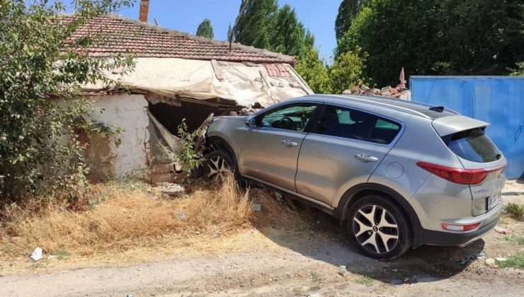 Çarpışmanın etkisiyle savrulan otomobil müstakil eve girdi: 1 yaralı