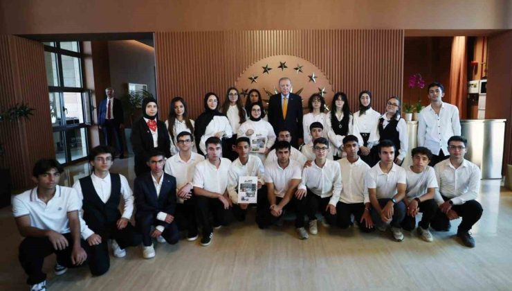 Cumhurbaşkanı Erdoğan, Ahlat’ta öğrencileri kabul etti