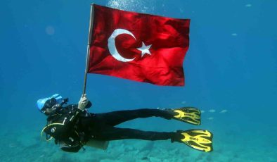 Deniz dibinde Türk bayraklı 30 Ağustos kutlaması