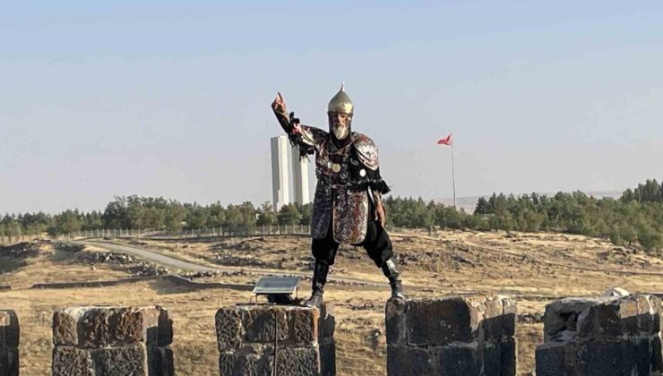 Denizli’den gidip savaş kıyafetitle Malazgirt Kalesini yeniden fethetti