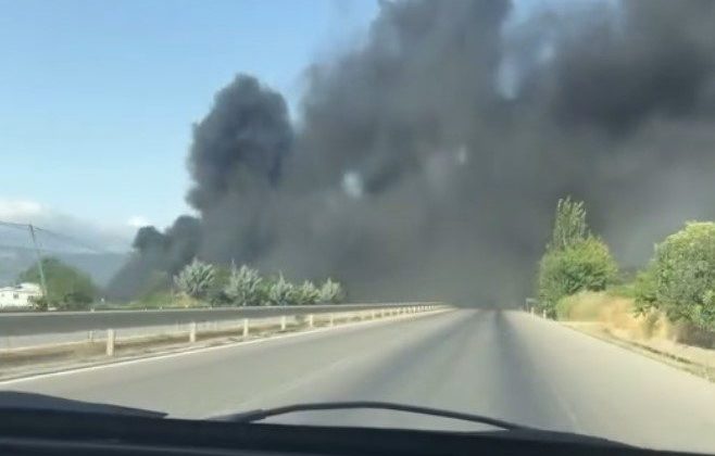 Depoda çıkan yangında gökyüzünü siyah dumanlar kapladı