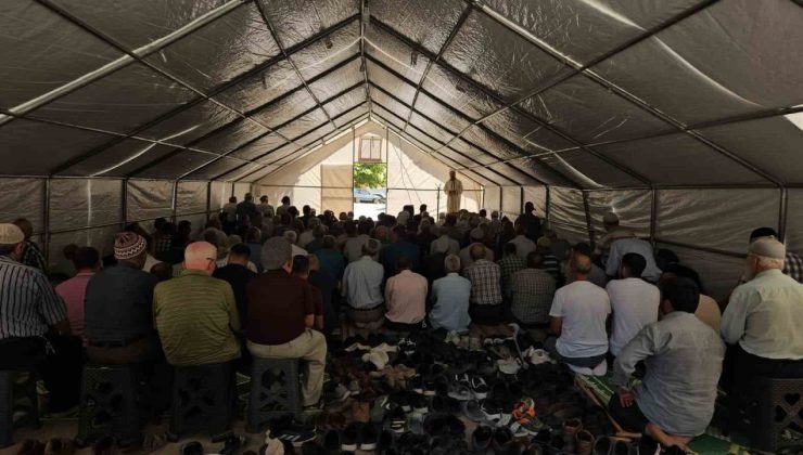 Deprem bölgesinde cuma namazı çadırlarda eda edildi