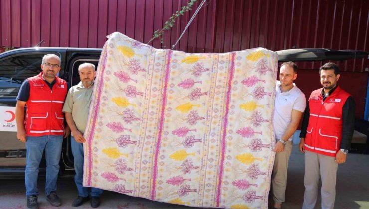 Deprem şehri Kahramanmaraş’ta esnaf,  bin adet yorgan bağışı yaptı